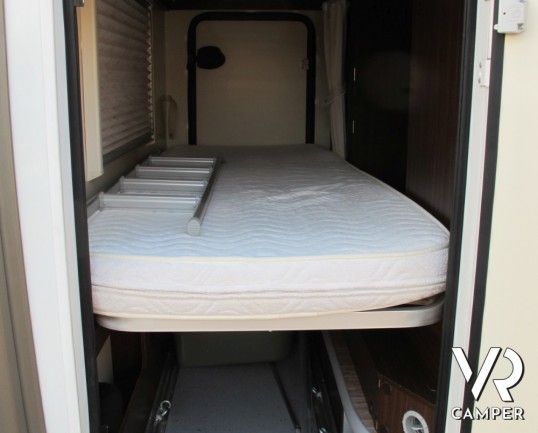 Arca M 725 GLT: camper mansardato usato recente con letti a castello posteriori, ampia dinette, interni in pelle e bagno con doccia separata.