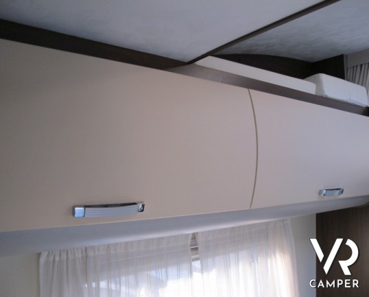 Arca M 725 GLT: camper mansardato usato recente con letti a castello posteriori, ampia dinette, interni in pelle e bagno con doccia separata.