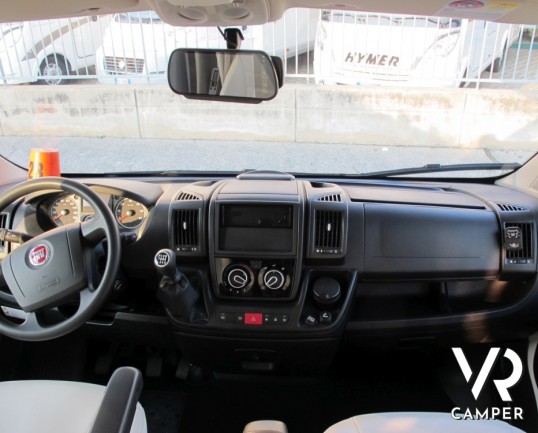 Arca M 725 GLT: camper mansardato usato recente con letti a castello posteriori, ampia dinette, interni in pelle e bagno con doccia separata.