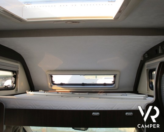 Arca M 725 GLT: camper mansardato usato recente con letti a castello posteriori, ampia dinette, interni in pelle e bagno con doccia separata.