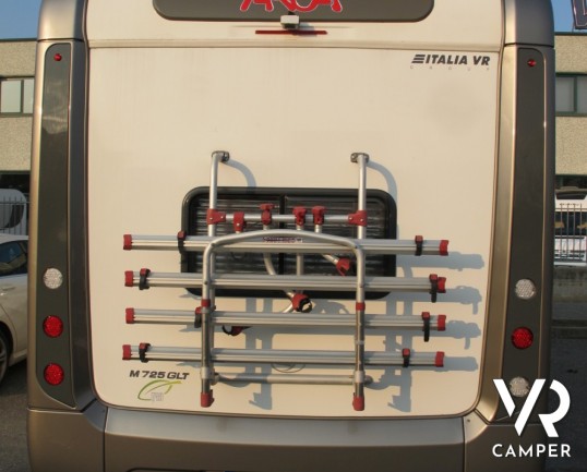 Arca M 725 GLT: camper mansardato usato recente con letti a castello posteriori, ampia dinette, interni in pelle e bagno con doccia separata.