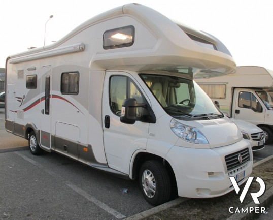 Arca M 725 GLT: camper mansardato usato recente con letti a castello posteriori, ampia dinette, interni in pelle e bagno con doccia separata.