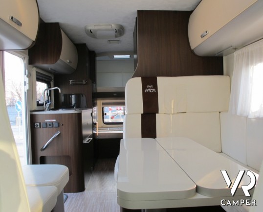 Arca M 725 GLT: camper mansardato usato recente con letti a castello posteriori, ampia dinette, interni in pelle e bagno con doccia separata.
