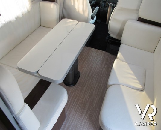 Arca M 725 GLT: camper mansardato usato recente con letti a castello posteriori, ampia dinette, interni in pelle e bagno con doccia separata.