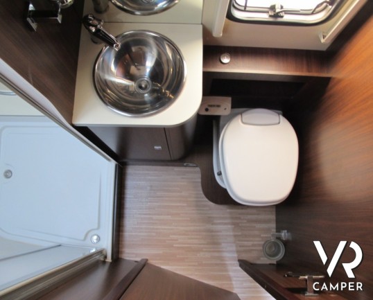 Arca M 725 GLT: camper mansardato usato recente con letti a castello posteriori, ampia dinette, interni in pelle e bagno con doccia separata.