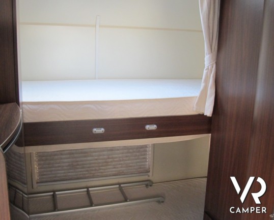 Arca M 725 GLT: camper mansardato usato recente con letti a castello posteriori, ampia dinette, interni in pelle e bagno con doccia separata.