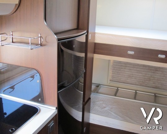 Arca M 725 GLT: camper mansardato usato recente con letti a castello posteriori, ampia dinette, interni in pelle e bagno con doccia separata.