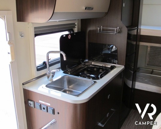 Arca M 725 GLT: camper mansardato usato recente con letti a castello posteriori, ampia dinette, interni in pelle e bagno con doccia separata.