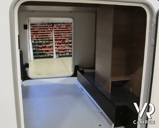 Burstner Lyseo TD Privilege 690 G: camper semintegrale nuovo con letti gemelli e garage, letto basculante elettrico anteriore, cucina ad angolo