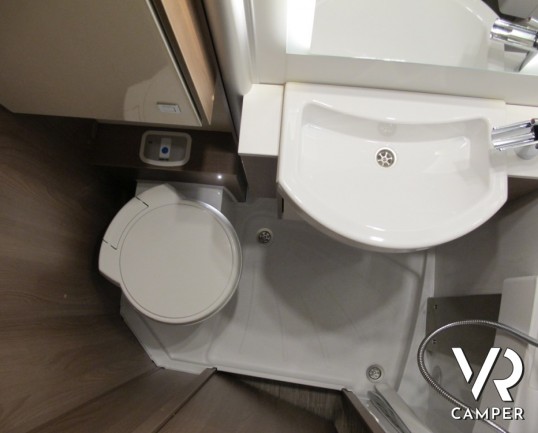 Burstner Lyseo TD Privilege 690 G: camper semintegrale nuovo con letti gemelli e garage, letto basculante elettrico anteriore, cucina ad angolo