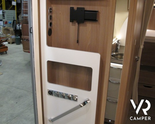 Burstner Lyseo TD Privilege 690 G: camper semintegrale nuovo con letti gemelli e garage, letto basculante elettrico anteriore, cucina ad angolo