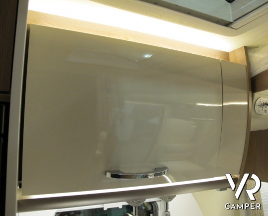 Burstner Lyseo TD Privilege 690 G: camper semintegrale nuovo con letti gemelli e garage, letto basculante elettrico anteriore, cucina ad angolo