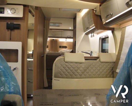 Burstner Lyseo TD Privilege 690 G: camper semintegrale nuovo con letti gemelli e garage, letto basculante elettrico anteriore, cucina ad angolo
