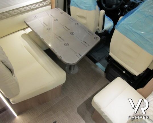 Burstner Lyseo TD Privilege 690 G: camper semintegrale nuovo con letti gemelli e garage, letto basculante elettrico anteriore, cucina ad angolo