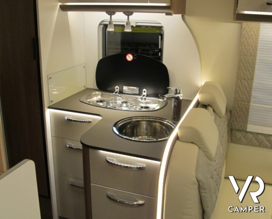 Burstner Lyseo TD Privilege 690 G: camper semintegrale nuovo con letti gemelli e garage, letto basculante elettrico anteriore, cucina ad angolo