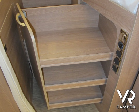 Burstner Lyseo TD Privilege 690 G: camper semintegrale nuovo con letti gemelli e garage, letto basculante elettrico anteriore, cucina ad angolo