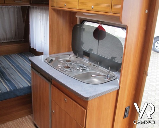 Burstner Premio 435 TS: caravan usata leggere e compatta, da trino veloce, 4 posti letto con dinette trasformabile e letto matrimoniale fisso