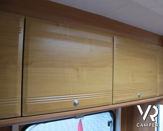 Burstner Premio 435 TS: caravan usata leggere e compatta, da trino veloce, 4 posti letto con dinette trasformabile e letto matrimoniale fisso