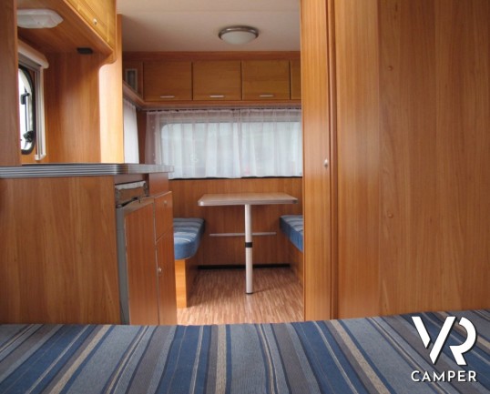 Burstner Premio 435 TS: caravan usata leggere e compatta, da trino veloce, 4 posti letto con dinette trasformabile e letto matrimoniale fisso