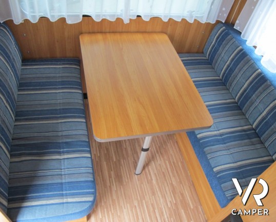 Burstner Premio 435 TS: caravan usata leggere e compatta, da trino veloce, 4 posti letto con dinette trasformabile e letto matrimoniale fisso