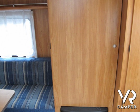 Burstner Premio 435 TS: caravan usata leggere e compatta, da trino veloce, 4 posti letto con dinette trasformabile e letto matrimoniale fisso