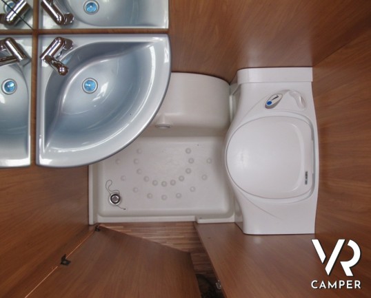 Burstner Premio 435 TS: caravan usata leggere e compatta, da trino veloce, 4 posti letto con dinette trasformabile e letto matrimoniale fisso