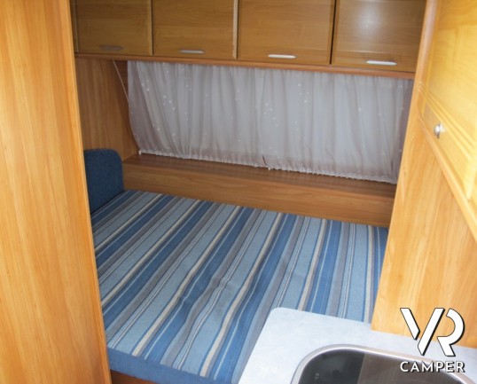 Burstner Premio 435 TS: caravan usata leggere e compatta, da trino veloce, 4 posti letto con dinette trasformabile e letto matrimoniale fisso