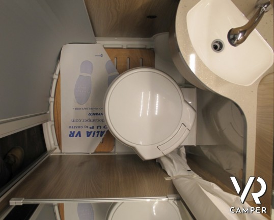 Carado Vlow 540: camper furgonato nuovo in vendita a Torino, compatto nelle dimensioni, 3.500kg di carico totale, cerchi 16"