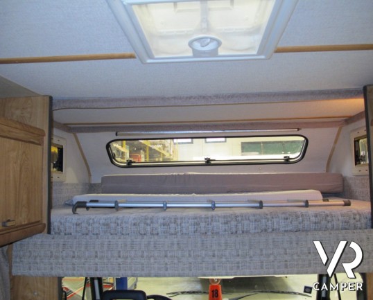 Hymer Camp 56: camper mansardato 6 posti con letti a castello laterali trasformabili in dinette, ottima qualità e pochi chilometri percorsi.