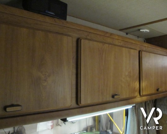 Hymer Camp 56: camper mansardato 6 posti con letti a castello laterali trasformabili in dinette, ottima qualità e pochi chilometri percorsi.