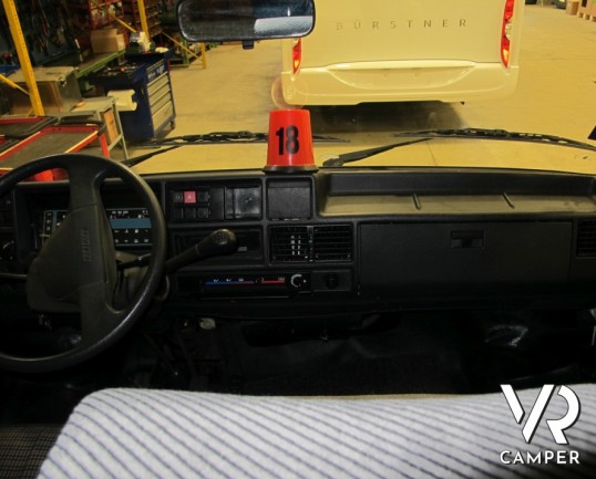 Hymer Camp 56: camper mansardato 6 posti con letti a castello laterali trasformabili in dinette, ottima qualità e pochi chilometri percorsi.