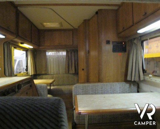 Hymer Camp 56: camper mansardato 6 posti con letti a castello laterali trasformabili in dinette, ottima qualità e pochi chilometri percorsi.