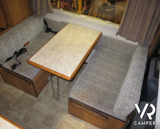 Hymer Camp 56: camper mansardato 6 posti con letti a castello laterali trasformabili in dinette, ottima qualità e pochi chilometri percorsi.