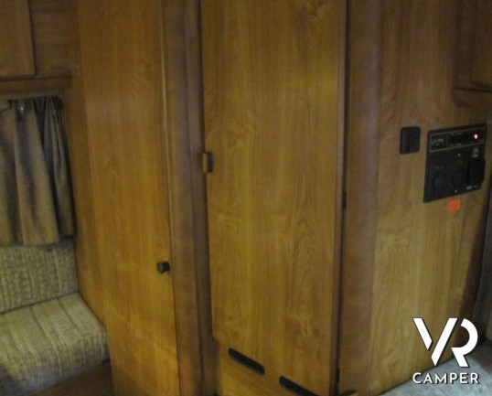 Hymer Camp 56: camper mansardato 6 posti con letti a castello laterali trasformabili in dinette, ottima qualità e pochi chilometri percorsi.