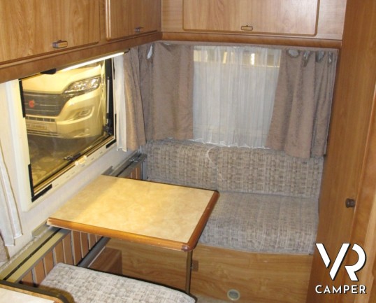 Hymer Camp 56: camper mansardato 6 posti con letti a castello laterali trasformabili in dinette, ottima qualità e pochi chilometri percorsi.