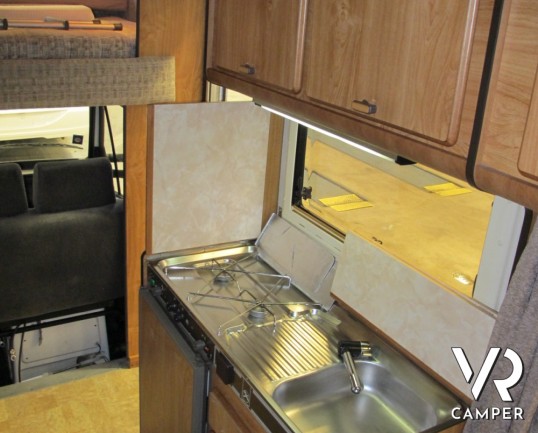 Hymer Camp 56: camper mansardato 6 posti con letti a castello laterali trasformabili in dinette, ottima qualità e pochi chilometri percorsi.