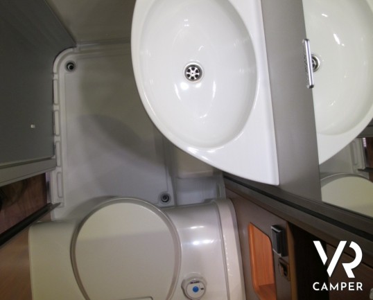 Hymer Exsis-I 474: camper motorhome hymer con letti gemelli, e frigorifero grande, ampio garage per scooter e 4 posti omologati.