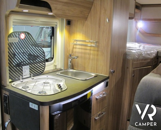 Hymer Exsis-I 474: camper motorhome nuovo con letti gemelli posteriori e ampio garage, dinette a L e letto basculante.