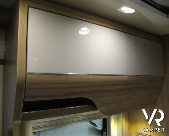 Hymer Exsis-I 474: camper motorhome nuovo con letti gemelli posteriori e ampio garage, dinette a L e letto basculante.