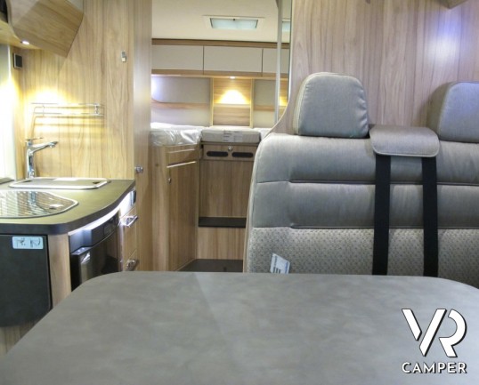 Hymer Exsis-I 474: camper motorhome nuovo con letti gemelli posteriori e ampio garage, dinette a L e letto basculante.