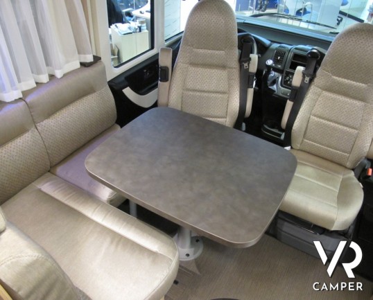 Hymer Exsis-I 474: camper motorhome nuovo con letti gemelli posteriori e ampio garage, dinette a L e letto basculante.