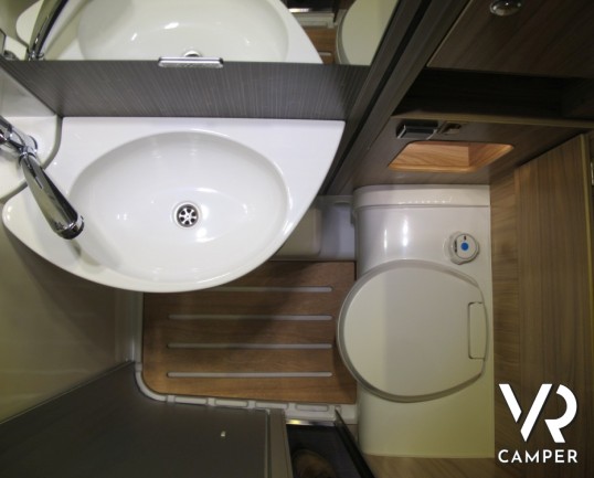 Hymer Exsis-I 474: camper motorhome nuovo con letti gemelli posteriori e ampio garage, dinette a L e letto basculante.