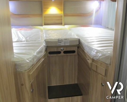 Hymer Exsis-I 474: camper motorhome nuovo con letti gemelli posteriori e ampio garage, dinette a L e letto basculante.