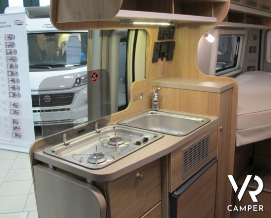 Knaus Boxstar 600 ME Silver Selection: camper furgonato nuovo con letti gemelli posteriori, soto i 6 metri di lunghezza, bagno con doccia separata.