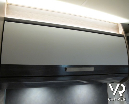 Knaus L!ve Wave 700 MEG: camper semintegrale nuovo con letti gemelli posteriori e ampia dinette, letto basculante.