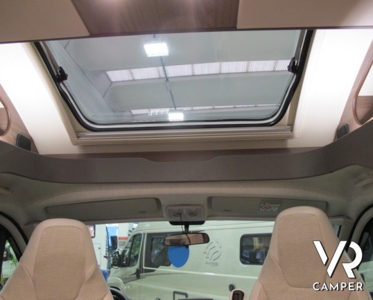 Knaus L!ve Wave 700 MEG: camper semintegrale nuovo con letti gemelli posteriori e ampia dinette, letto basculante.