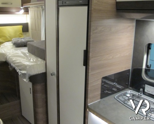 Knaus L!ve Wave 700 MEG: camper semintegrale nuovo con letti gemelli posteriori e ampia dinette, letto basculante.
