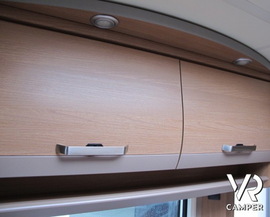 Knaus Sport 400 LKK: caravan compatta con 4 posti letto comodi, letti a castello fissi, leggera per il trasporto e compatta.