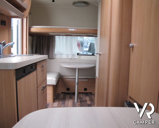 Knaus Sport 400 LKK: caravan compatta con 4 posti letto comodi, letti a castello fissi, leggera per il trasporto e compatta.