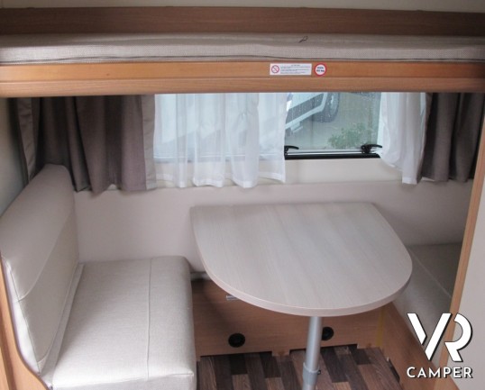 Knaus Sport 400 LKK: caravan compatta con 4 posti letto comodi, letti a castello fissi, leggera per il trasporto e compatta.